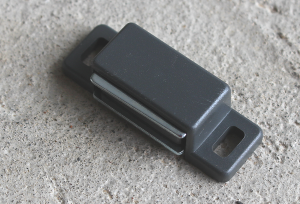 Magnet (2-3 kg) 48x15 mm u/blik, mørkegrå plastik
