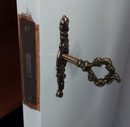 Møbellås 80x16 mm centermål 30 mm - HØJRE, metal/messingbelagt