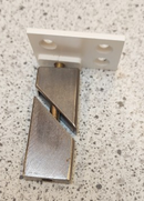 Skinne til vaskeskab 15x30x1980 mm, hvidmalet metal