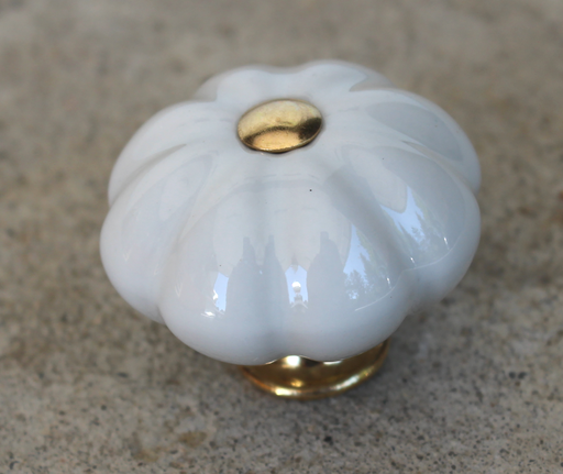 Porcelænsknop blomst med messingtop og fod Ø37x29 mm, hvid