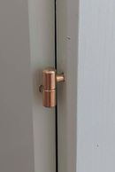 Indboringshængsel Ø9x26 mm med Ø5,5 mm tap, messingfarvet