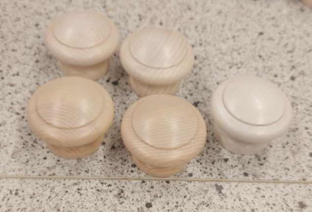 Træknop Ø39x30 mm, fyrretræ hvidtonet - 2. sortering