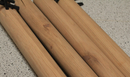 Bordben til sargmontering (KUN 1 SÆT PÅ LAGER) Ø54x730 mm med 2 stk M8 bolte, ubehandlet egetræ - 2. sortering (1 sæt = 4 stk)