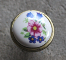 Porcelænsknop med forårsblomst Ø27x23 mm, hvid