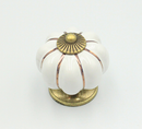 Porcelænsknop blomst med messingtop og fod Ø38x39 mm, hvid
