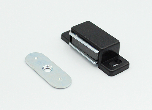 Magnet (5-6 kg) 46x15 mm med blik, sort plastik