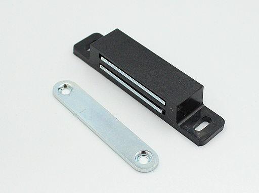 Magnet (12 kg) 87x18 mm med blik, sort plastik