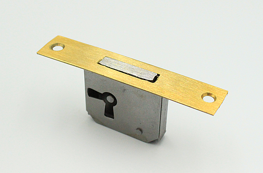 Møbellås 80x16 mm centermål 15 mm -  HØJRE, metal/messingbeslagt