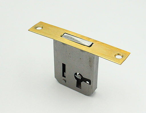 Møbellås 80x16 mm centermål 30 mm - VENSTRE, metal/messingbelagt