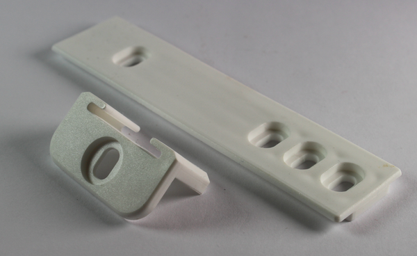 Køleskabsbeslag 108x26 mm, hvid plastik