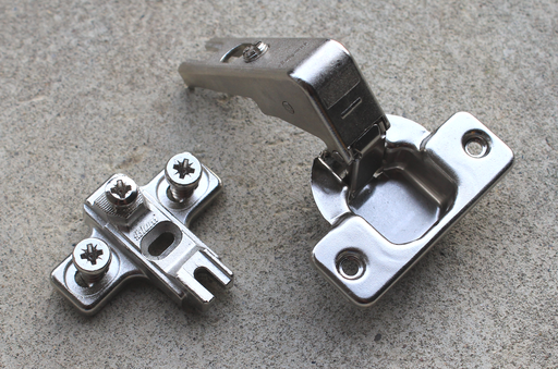 Skjult parallelhængsel BLUM Ø35 mm 95 grader m/bagplade t/inden-liggende låge, metal