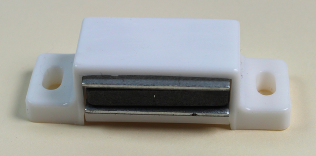 Magnet (2-3 kg) 46x15 mm u/blik, hvid plastik