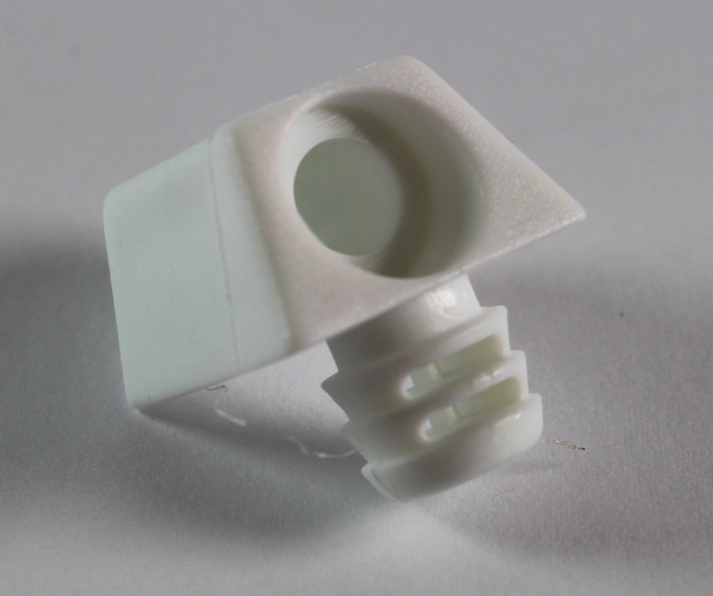 Samlebeslag 22x12 mm med dyvle, hvid plastik