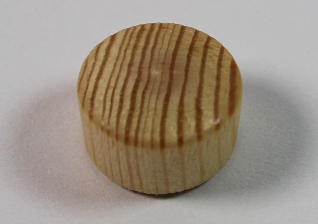 Dækknap med buet ende Ø16 mm, fyrretræ med lak (10 stk)