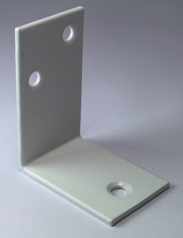 Vinkel 55x30x45 mm med 3 huller, hvidmalet metal