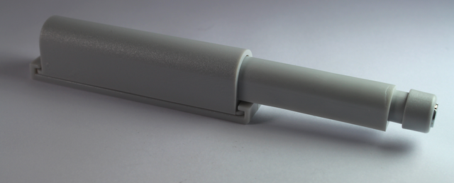 Lågeåbner "Push" 74x14,5 mm med magnet, grå