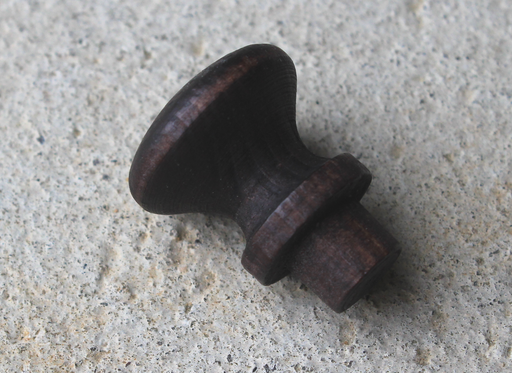 Træknag/træknop Ø23x29 mm, fyrretræ med brun bejdse og lak