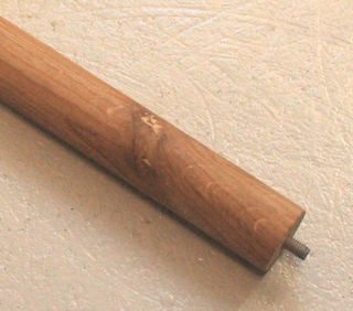 Bænkben Ø38x430 mm incl. skråt beslag til montering, olieret egetræ (råt look)