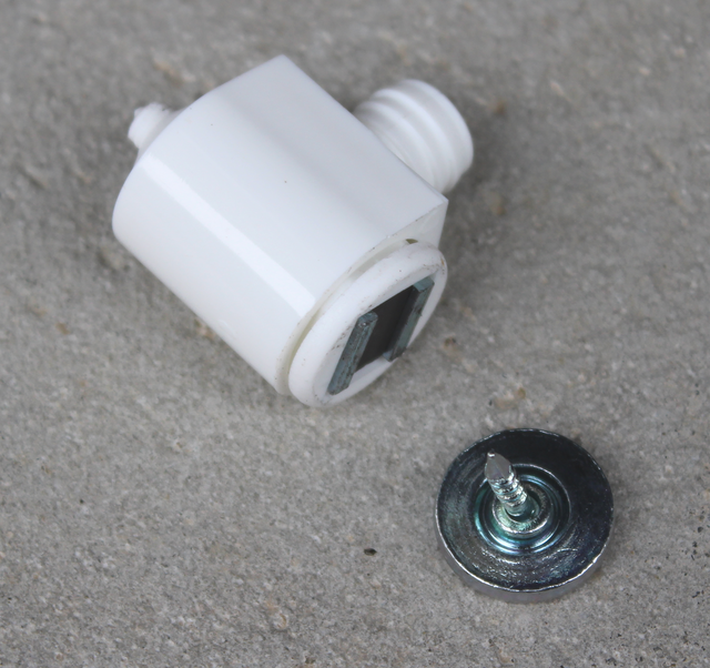 Magnet (3-4 kg) m/Ø10 mm dyvle incl. sømblik, hvid plastik