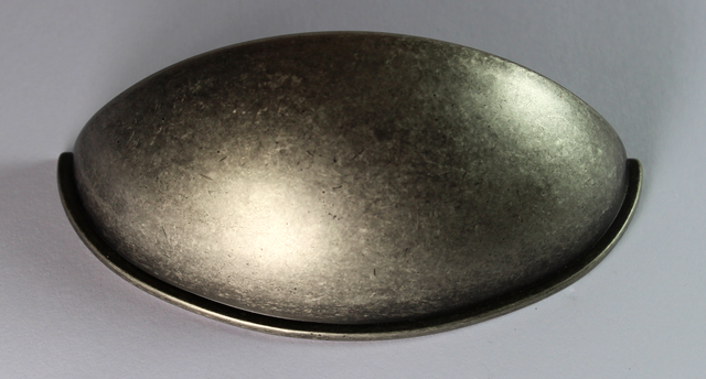 Skålegreb "Venø" 64 mm c/c, antik