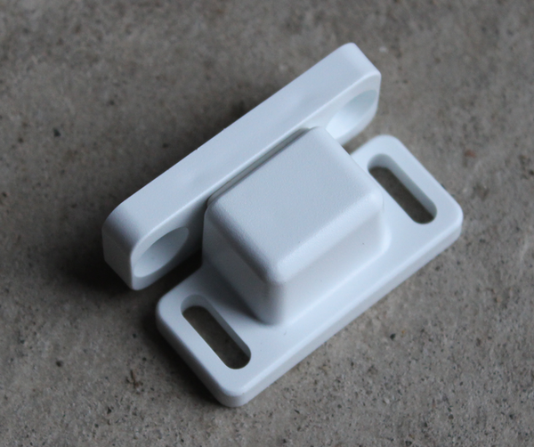 Magnet (5-6 kg) 44x18,5 mm, hvid plastik m/gummi