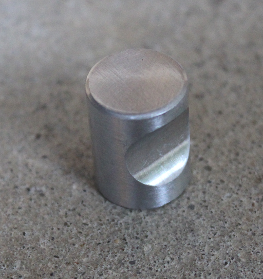 Metalknop Ø14x18 mm m/fingerudfræsning, børstet aluminium