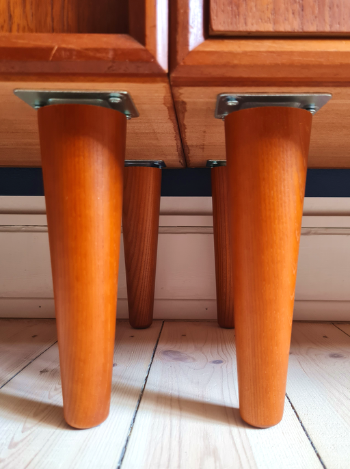Møbelben til skabe Ø55x200 mm incl. beslag til montering, teakbejdset asketræ