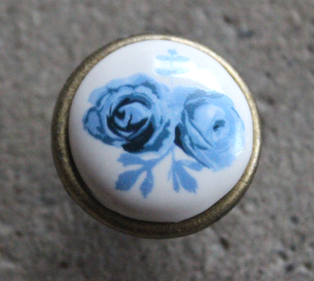 Porcelænsknop med blå blomst Ø27x23 mm, hvid