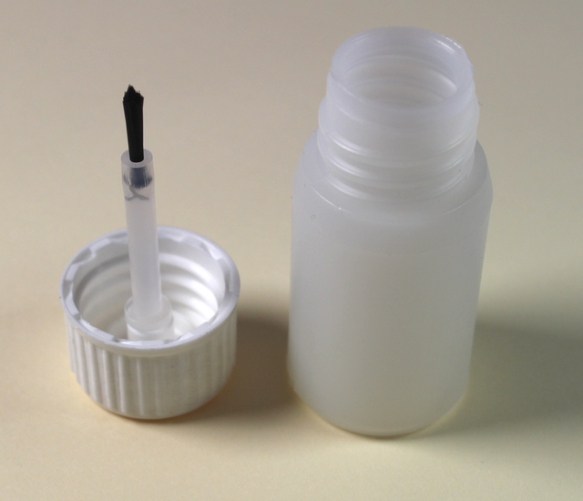 Flaske 10 ml med skruelåg og pensel, plastik